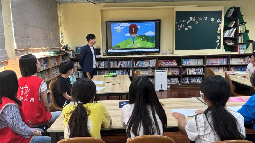 五寮國小小朋友專心觀看保誠兒童幸福日誌動畫
