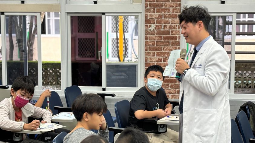 展臂閱讀理事長陳宥達醫師帶領瞭解幸福