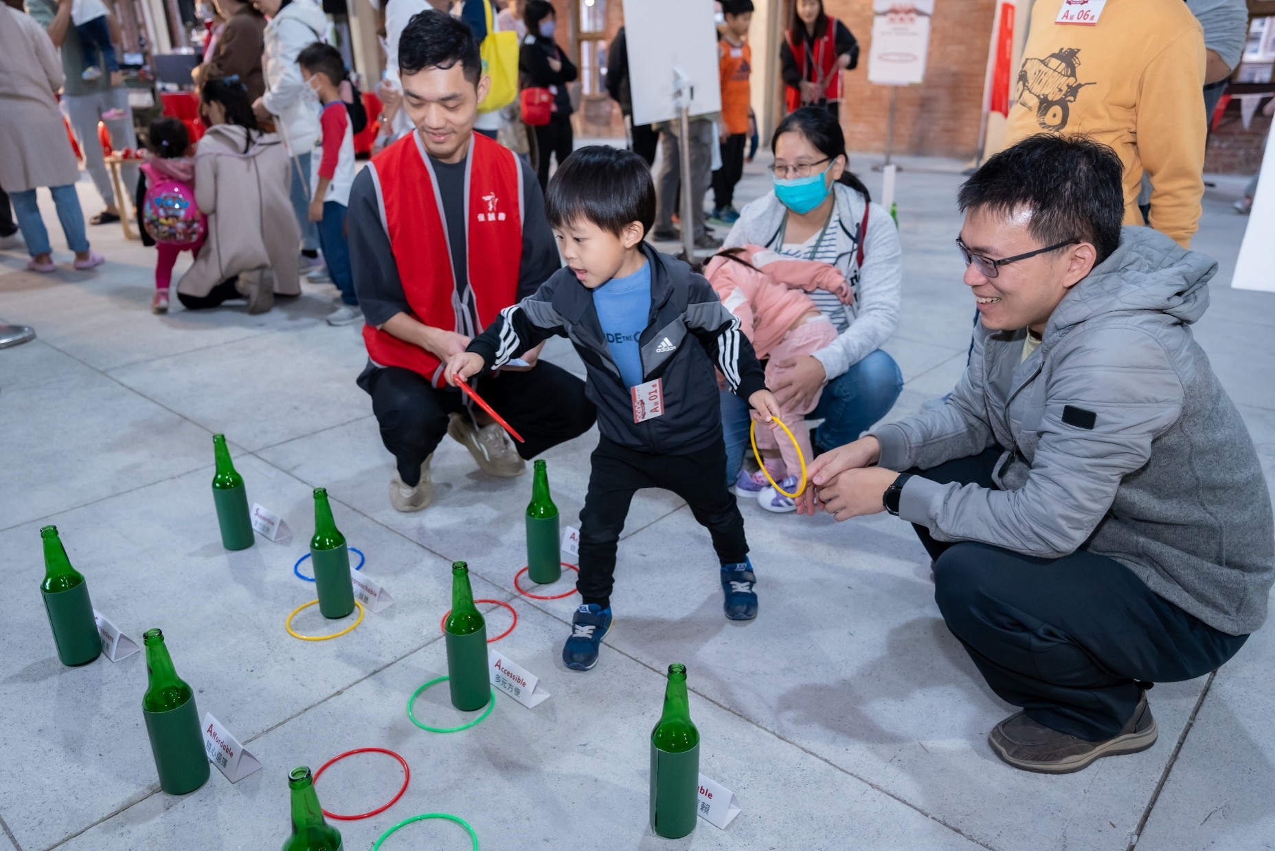 小朋友開心體驗懷舊遊戲套圈圈