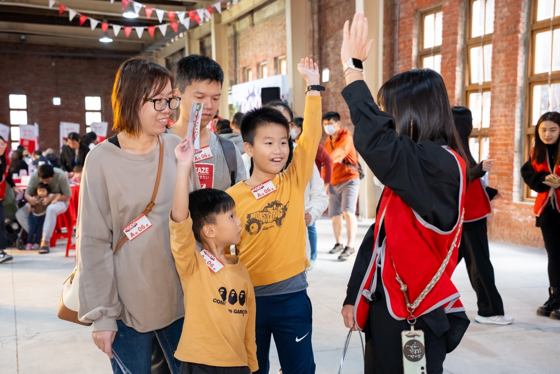 大人小孩開心參與懷舊闖關遊戲