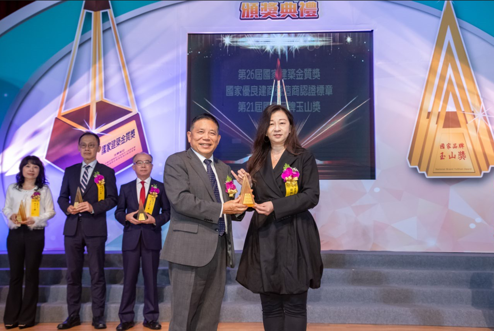圖說:「國家品牌玉山獎-最佳人氣品牌類」由國發會劉鏡清主任委員頒獎,保誠人壽客戶暨行銷長劉美美代表領獎。