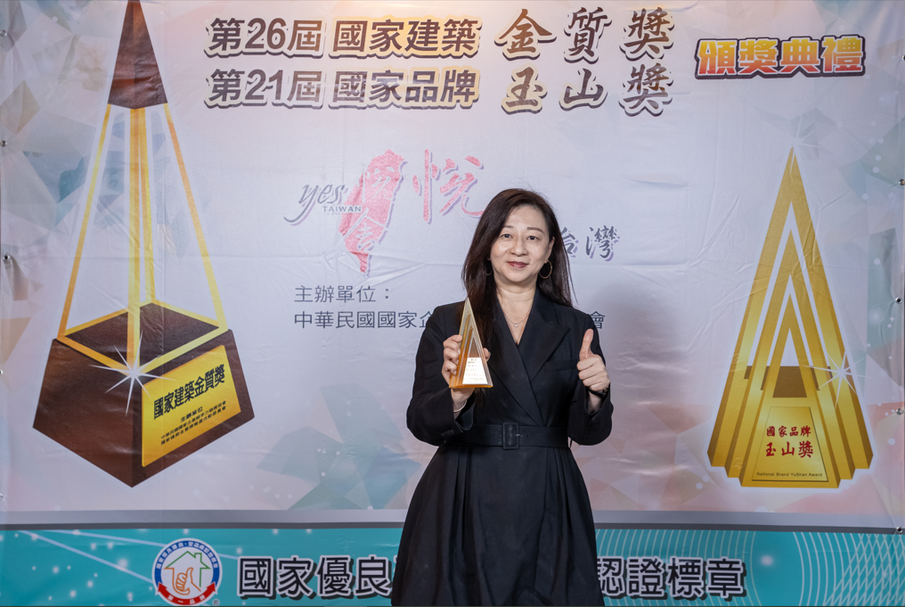 圖說:保誠人壽獲「國家品牌玉山獎-最佳人氣品牌類」,由客戶暨行銷長劉美美代表領獎。