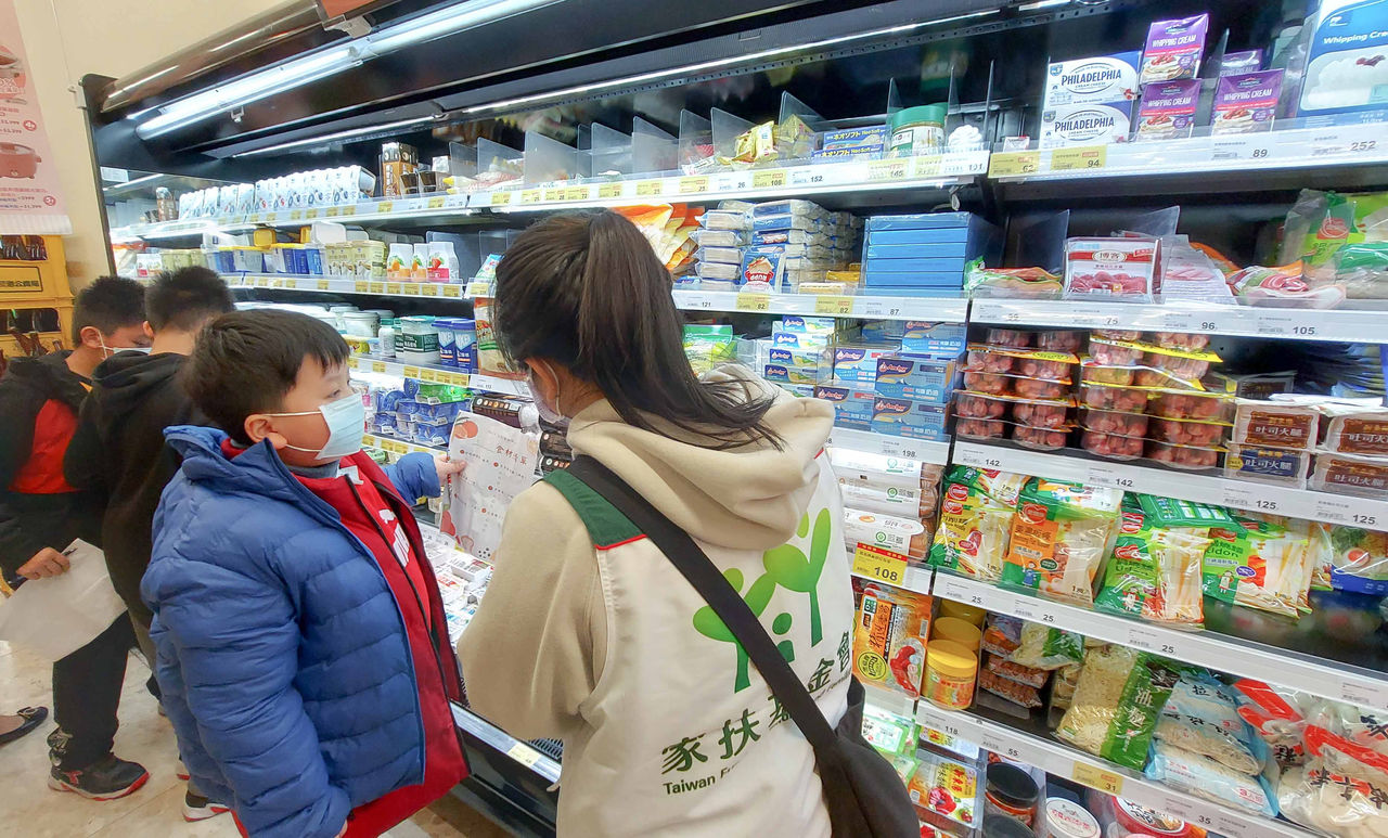 圖說：保誠人壽資助家扶食育計畫，孩子擬定健康採購計畫，由社工陪同前往採購