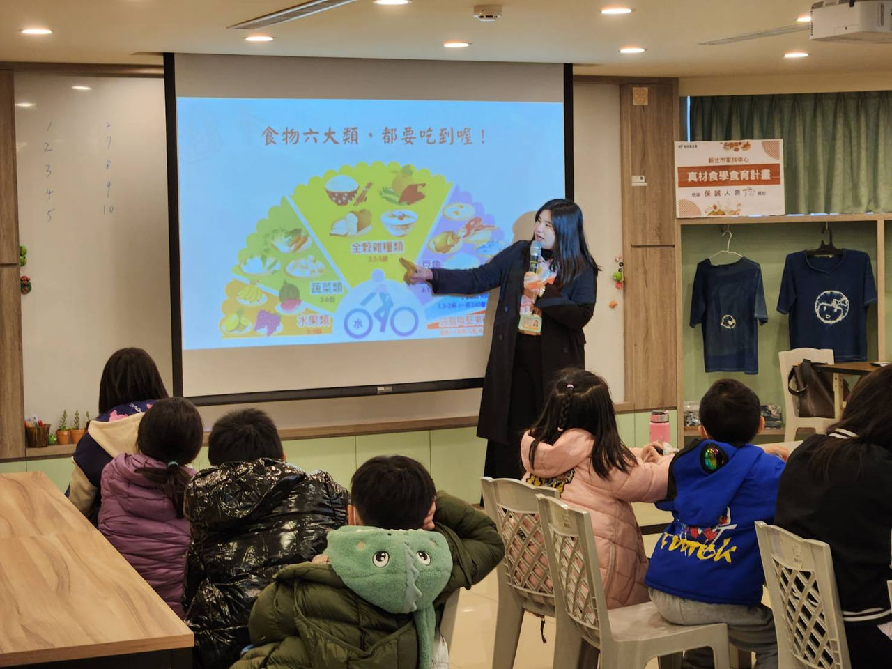 圖說：保誠人壽資助家扶食育計畫，邀請專業營養師授課，教孩子均衡飲食、吃得健康