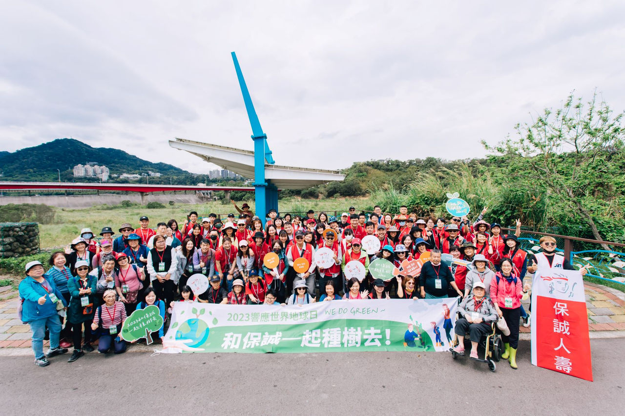 保誠人壽響應世界地球日號召百位志工，於石門水庫種下1,000棵樹木