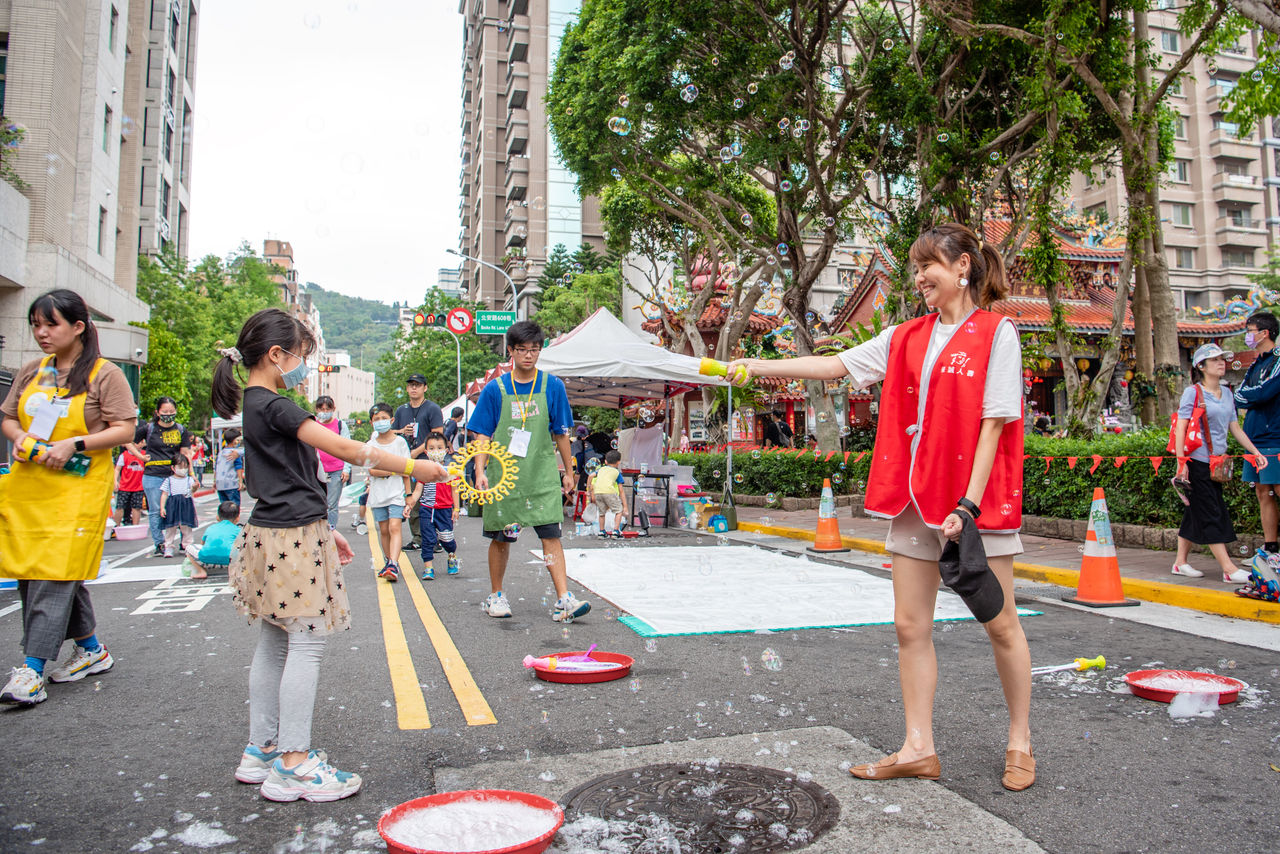  保誠人壽攜手特公盟，於台北市中山區成功里封街，舉辦街道遊戲「街道小玩咖」，不論大人小孩都玩得不亦樂乎。