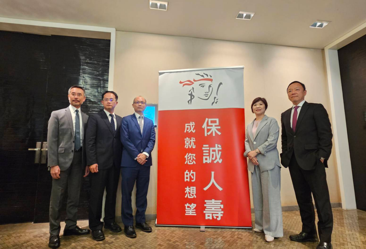  保誠人壽總經理王尉慈(右二)、通路長暨業務總經理孟子文(右一)、行銷暨數據長趙汝俊(左一)、總精算師暨財務總監陳右越(左二)、財務長關永威(左三)