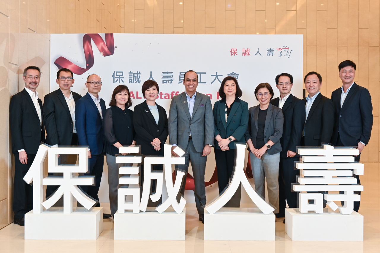  保誠集團執行總裁華康堯(左六)與戰略事業群總裁吳立賢(左七)，在保誠人壽總經理王慰慈(左五)陪同下出席保誠人壽員工大會，與保誠人壽之高階管理層合照
