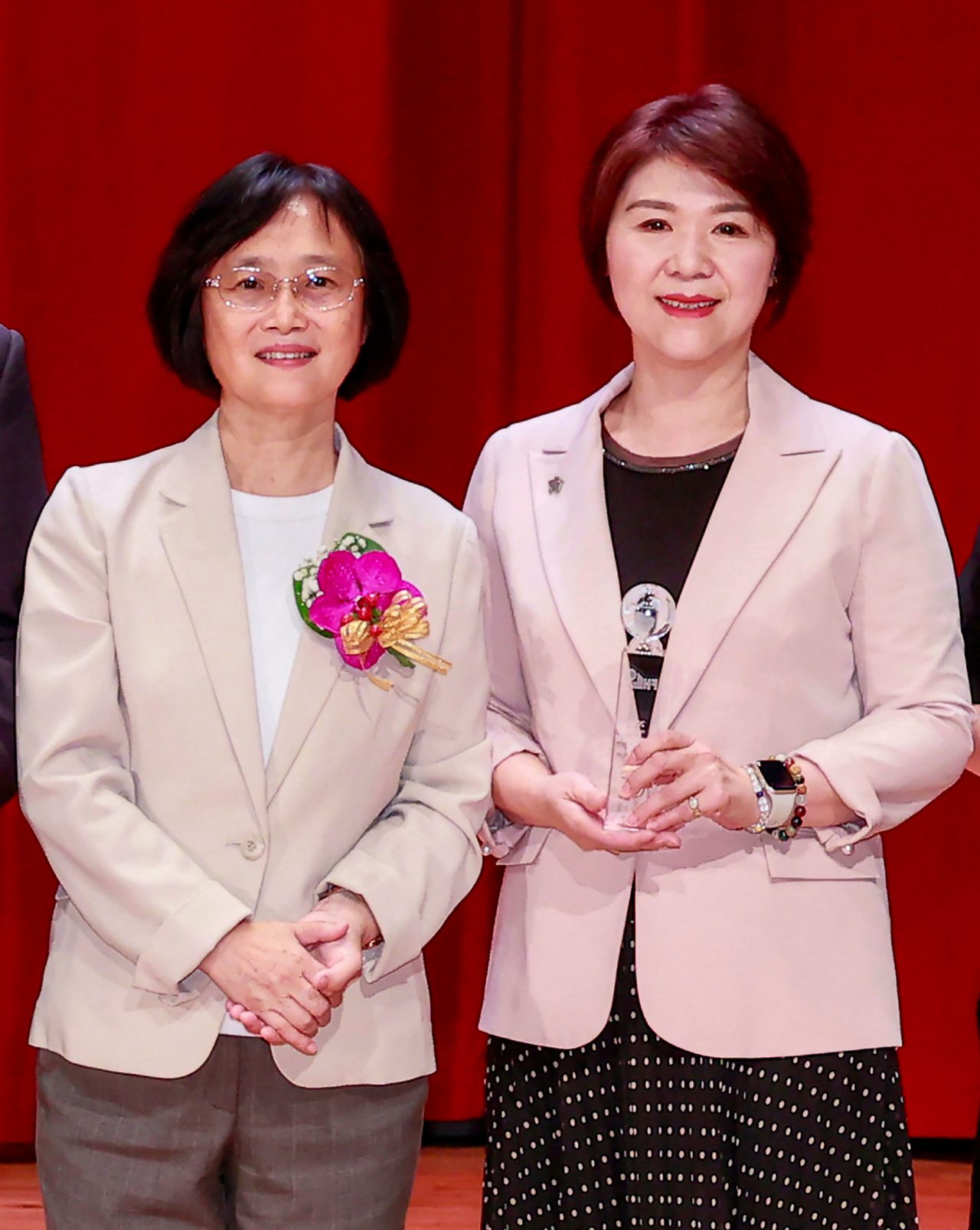 保誠人壽榮獲「第26屆保險眼信望愛獎-最佳社會責任獎優選」，由總經理王慰慈代表接受金融監督管理委員會副主委邱淑貞頒獎