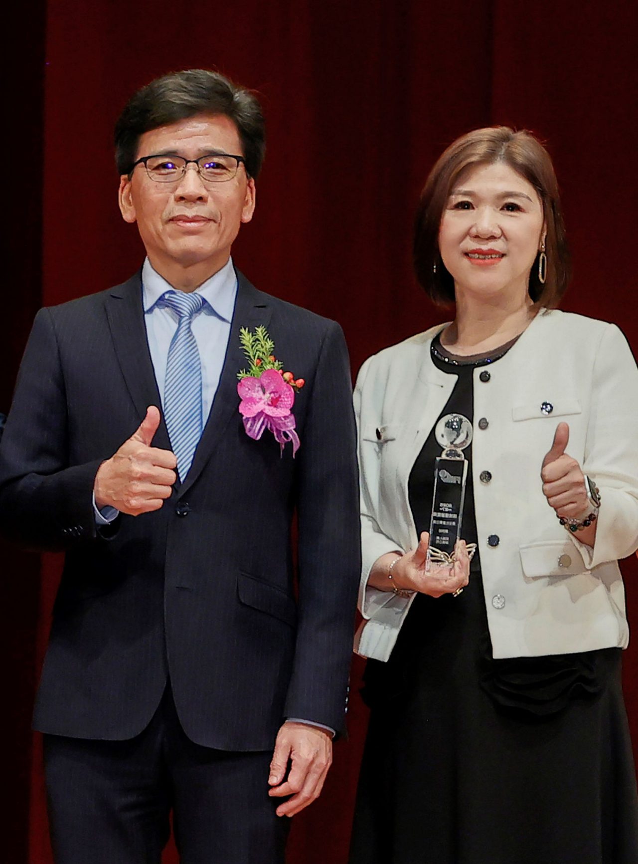 圖說：金管會主委彭金隆(左)頒發保險信望愛獎項予保誠人壽總經理王慰慈(右)